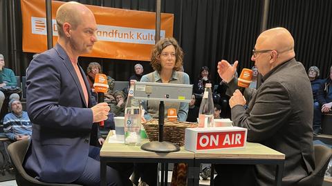 Zu Gast im Humboldt Forum bei Moderator Korbinian Frenzel sind der Münchner Soziologe Armin Nassehi (rechts) und die Autorin Eva Menasse.