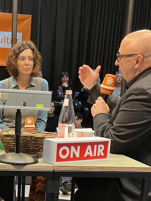 Zu Gast im Humboldt Forum bei Moderator Korbinian Frenzel sind der Münchner Soziologe Armin Nassehi (rechts) und die Autorin Eva Menasse.