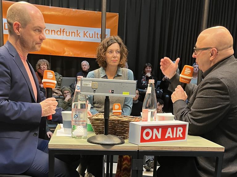 Zu Gast im Humboldt Forum bei Moderator Korbinian Frenzel sind der Münchner Soziologe Armin Nassehi (rechts) und die Autorin Eva Menasse.