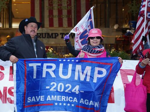 Trump-Unterstützer stehen vor dem Trump Tower in New York um den früheren US-Präsidenten zu unterstützen 