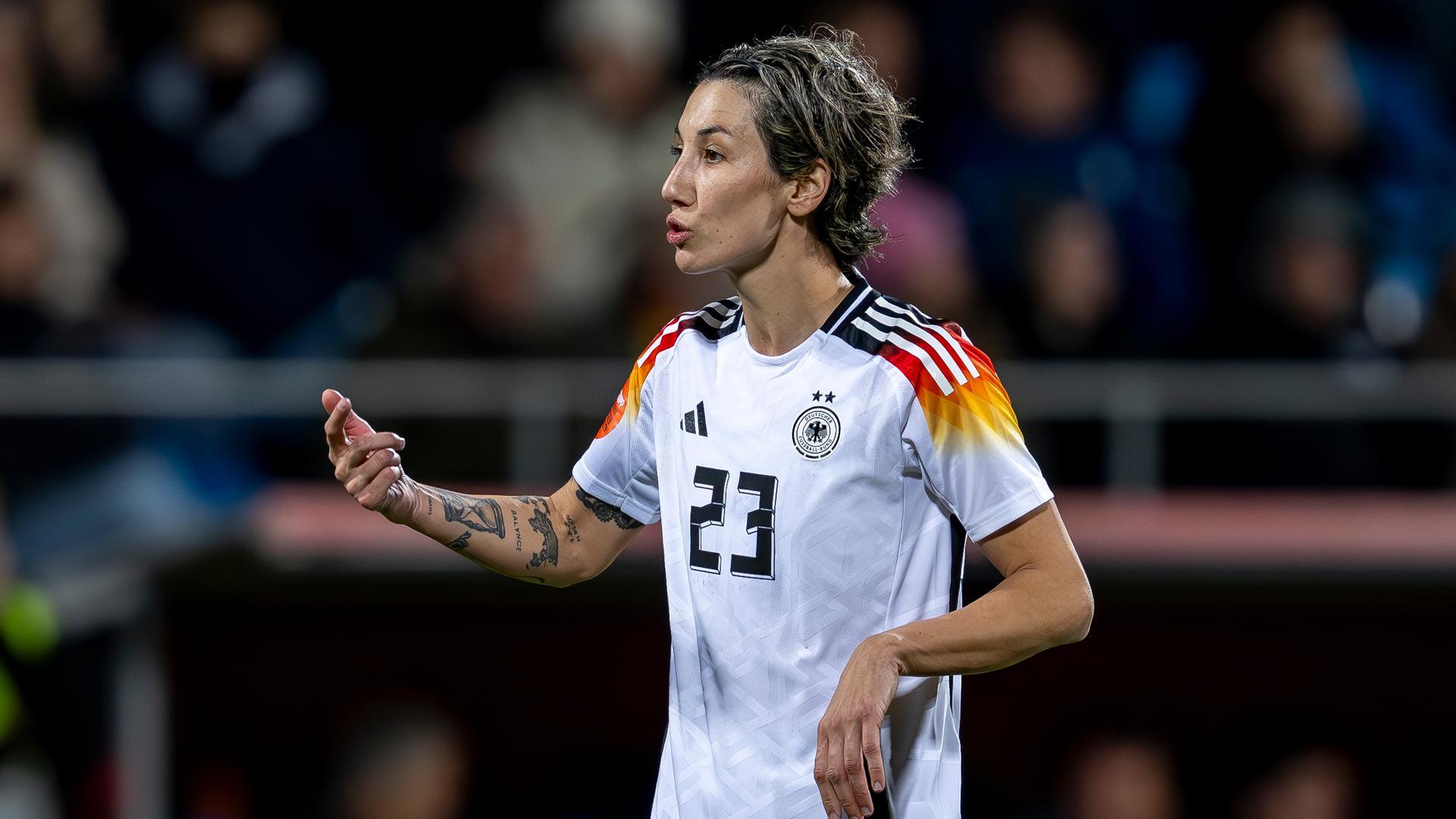 Deutschlands Fußballspielerin Sara Doorsoun gibt Anweisungen. 