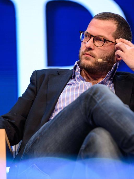 Julian Reichelt 2020 in Düsseldorf, damals noch Vorsitzender der Chefredaktion der Bild-Zeitung, auf einem Forum