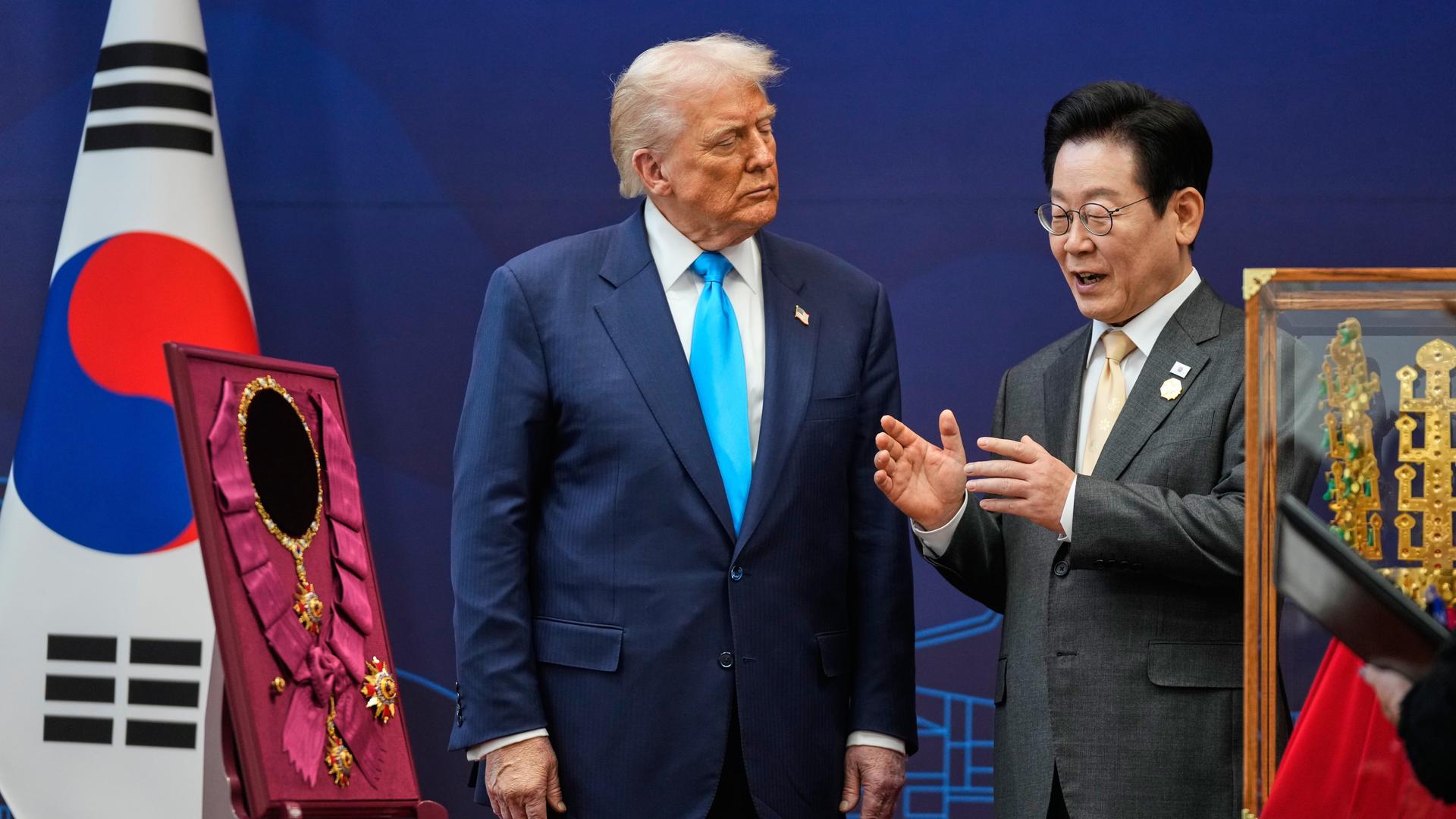 US-Präsident Trump hört seinem südkoreanischen Amtskollegen Lee zu, der spricht und mit beiden Händen gestikuliert. US-Präsident Trump hört seinem südkoreanischen Amtskollegen Lee zu, der spricht und mit beiden Händen gestikuliert.