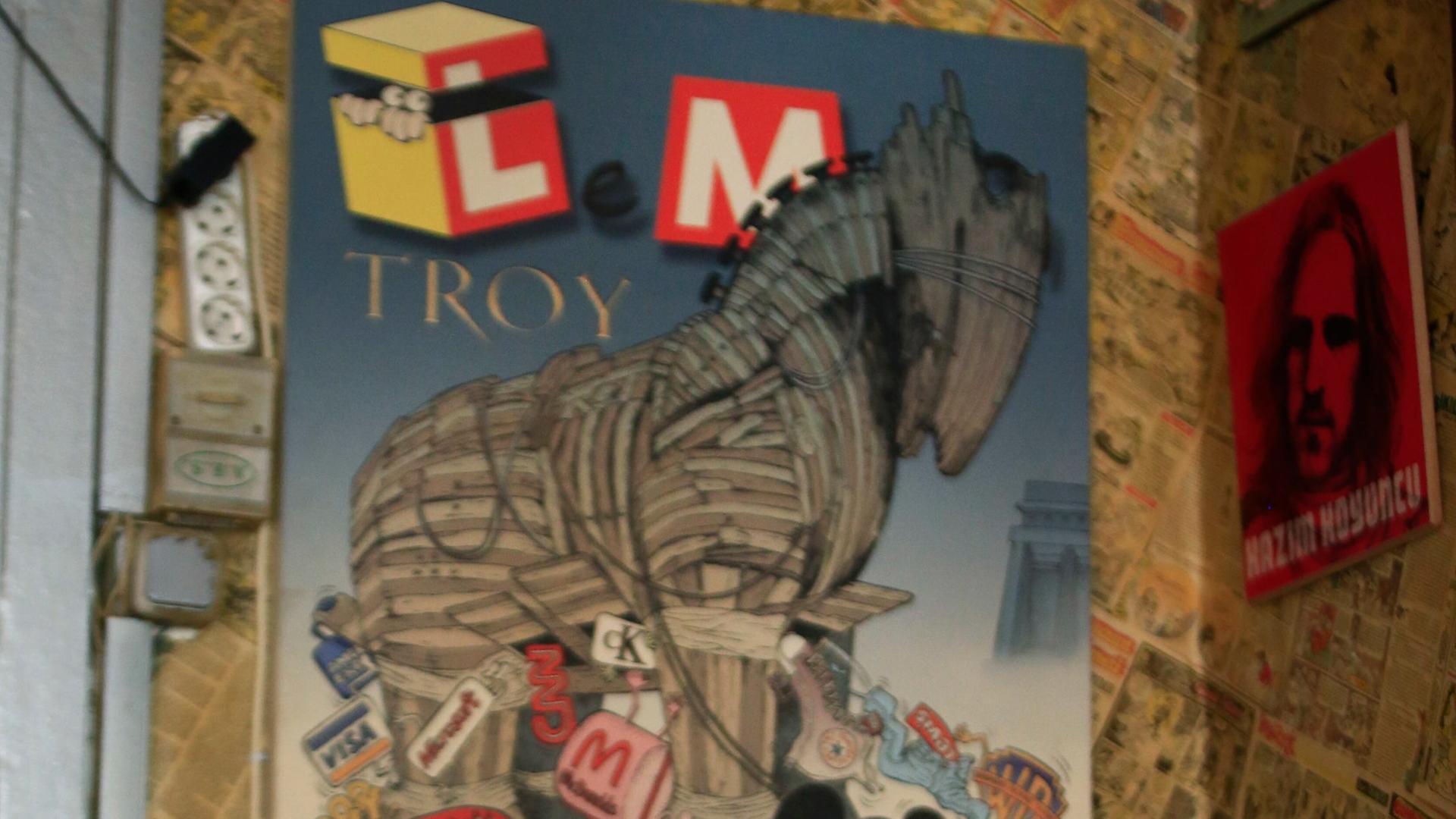 Zafer Aknar, Redakteur des türkischen Satiremagazins Leman vor einer gedruckten Ausgabe über den gescheiterten Putschversuch des türkischen Satiremagazins LeMan. Zafer Aknar, Redakteur des türkischen Satiremagazins Leman vor einer gedruckten Ausgabe über den gescheiterten Putschversuch des türkischen Satiremagazins LeMan.