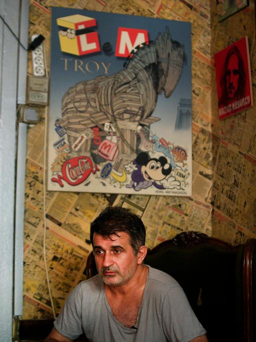 Zafer Aknar, Redakteur des türkischen Satiremagazins Leman vor einer gedruckten Ausgabe über den gescheiterten Putschversuch des türkischen Satiremagazins LeMan.