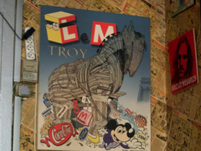 Zafer Aknar, Redakteur des türkischen Satiremagazins Leman vor einer gedruckten Ausgabe über den gescheiterten Putschversuch des türkischen Satiremagazins LeMan.