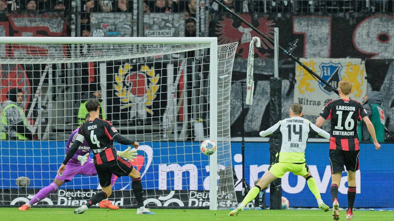 Maximilian Beier von Borussia Dortmund erzielt den Treffer zum 0:1.