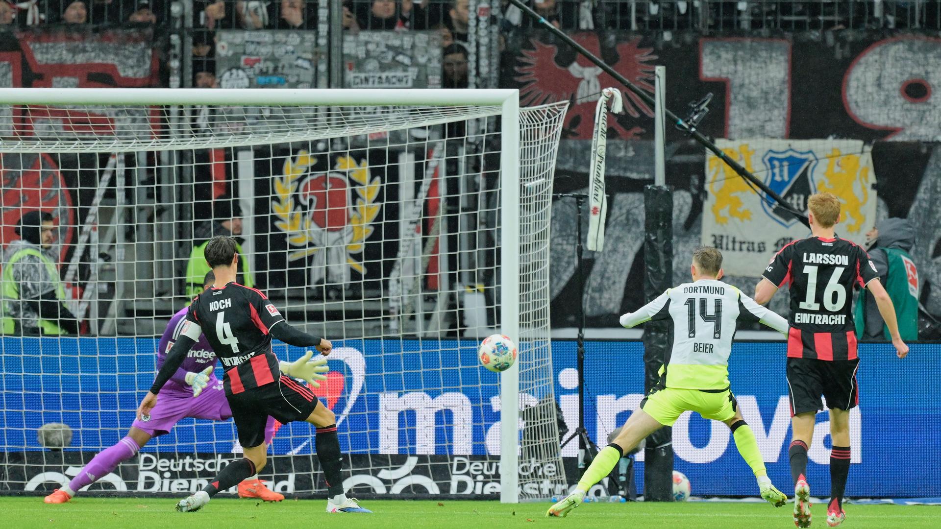 Maximilian Beier von Borussia Dortmund erzielt den Treffer zum 0:1.