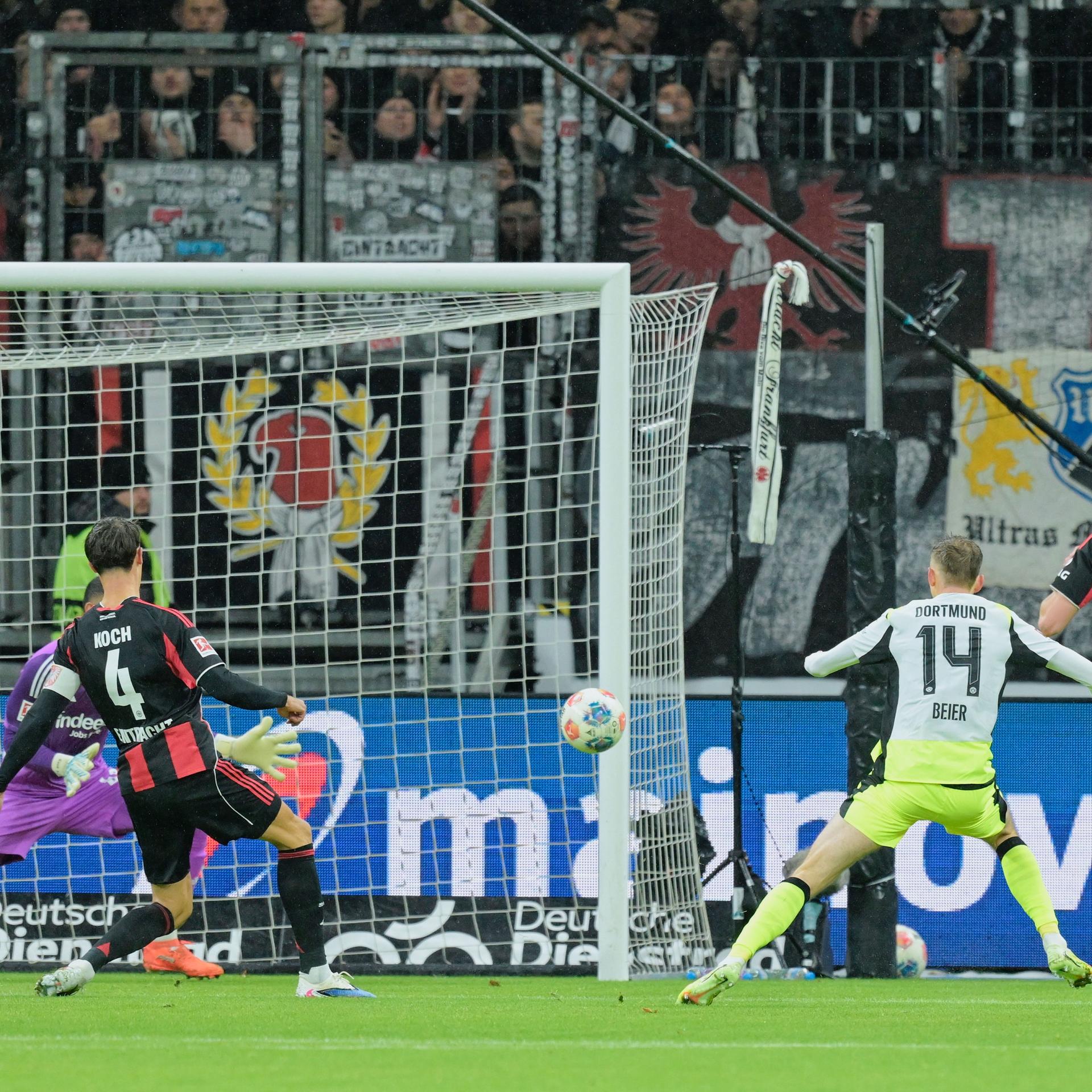 Maximilian Beier von Borussia Dortmund erzielt den Treffer zum 0:1.