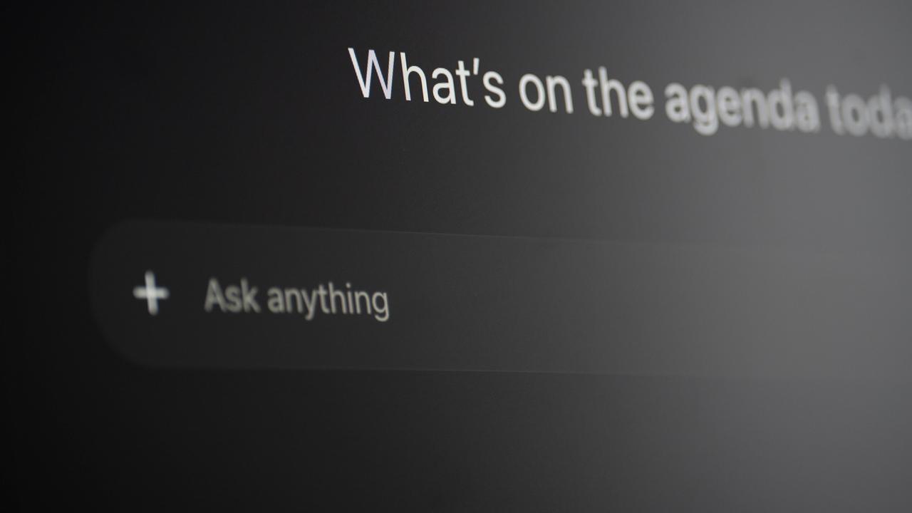 Auf der Chat GPT Startseite auf einem Computermonitor ist die Aufschrift: "What's on the agenda today?" zu lesen und im Eingabefeld darunter: "Ask Anything".