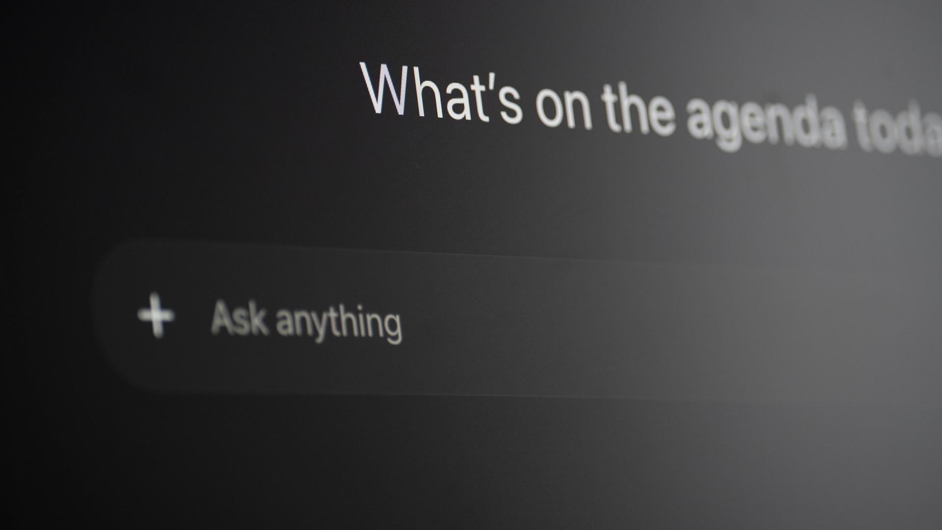 Auf der Chat GPT Startseite auf einem Computermonitor ist die Aufschrift: "What's on the agenda today?" zu lesen und im Eingabefeld darunter: "Ask Anything". Auf der Chat GPT Startseite auf einem Computermonitor ist die Aufschrift: "What's on the agenda today?" zu lesen und im Eingabefeld darunter: "Ask Anything".