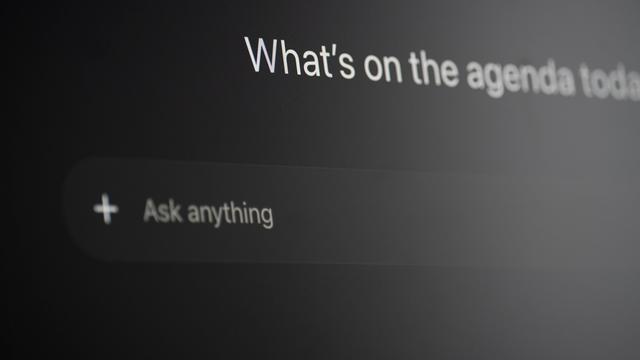 Auf der Chat GPT Startseite auf einem Computermonitor ist die Aufschrift: "What's on the agenda today?" zu lesen und im Eingabefeld darunter: "Ask Anything".