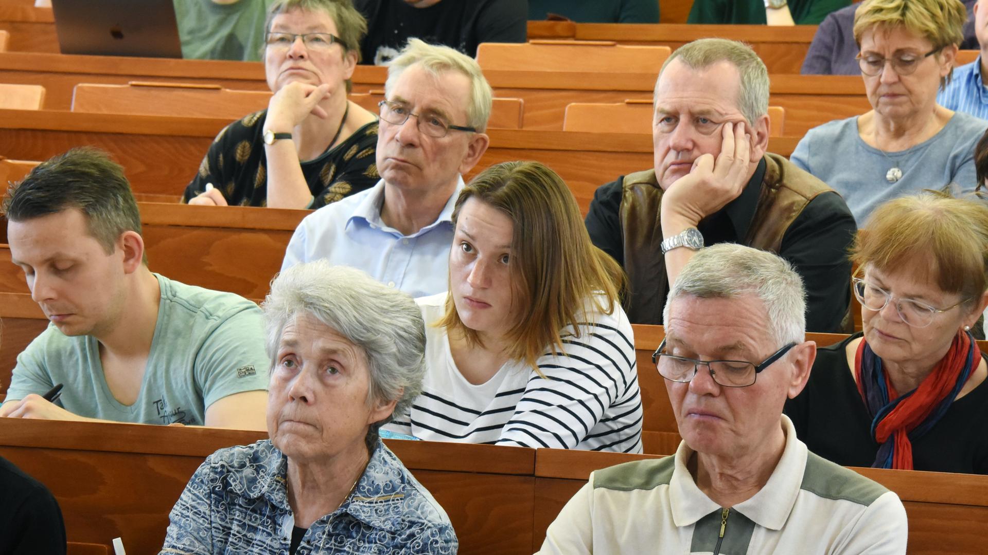 Studenten von verschiedenen Fachrichtungen und Senioren als Gasthörer sitzen im sanierten Hörsaal am Steintor-Campus der Martin-Luther-Universität Halle-Wittenberg (Sachsen-Anhalt)