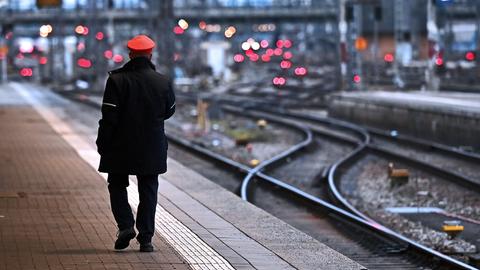 Leerer Bahnsteig mit Schaffner