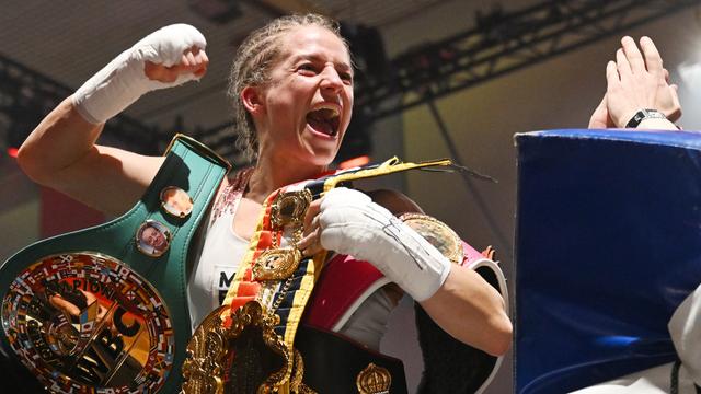 Tina Rupprecht jubelt mit erhobener Faust in einem Box-Ring.