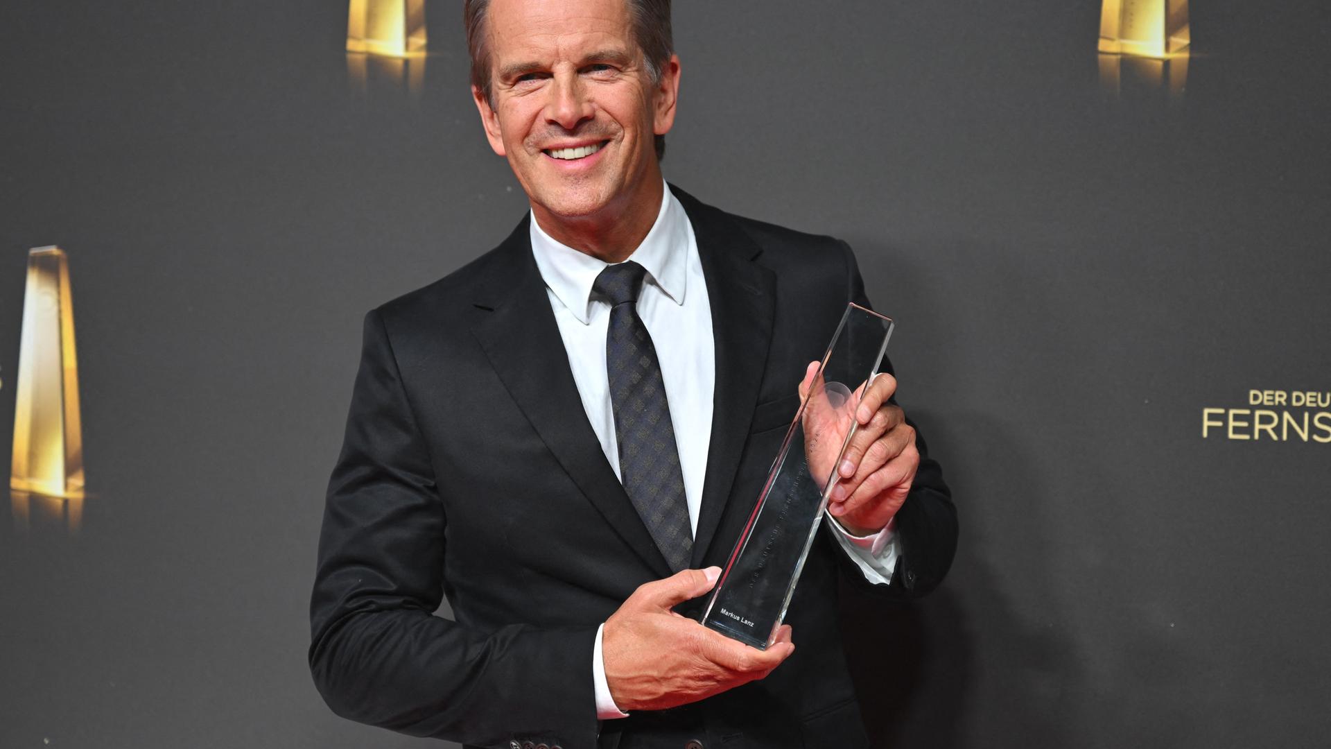 Moderator Markus Lanz hält den Deutschen Fernsehpreis in der Kategorie "Beste Information" in seinen Händen. Moderator Markus Lanz hält den Deutschen Fernsehpreis in der Kategorie "Beste Information" in seinen Händen.