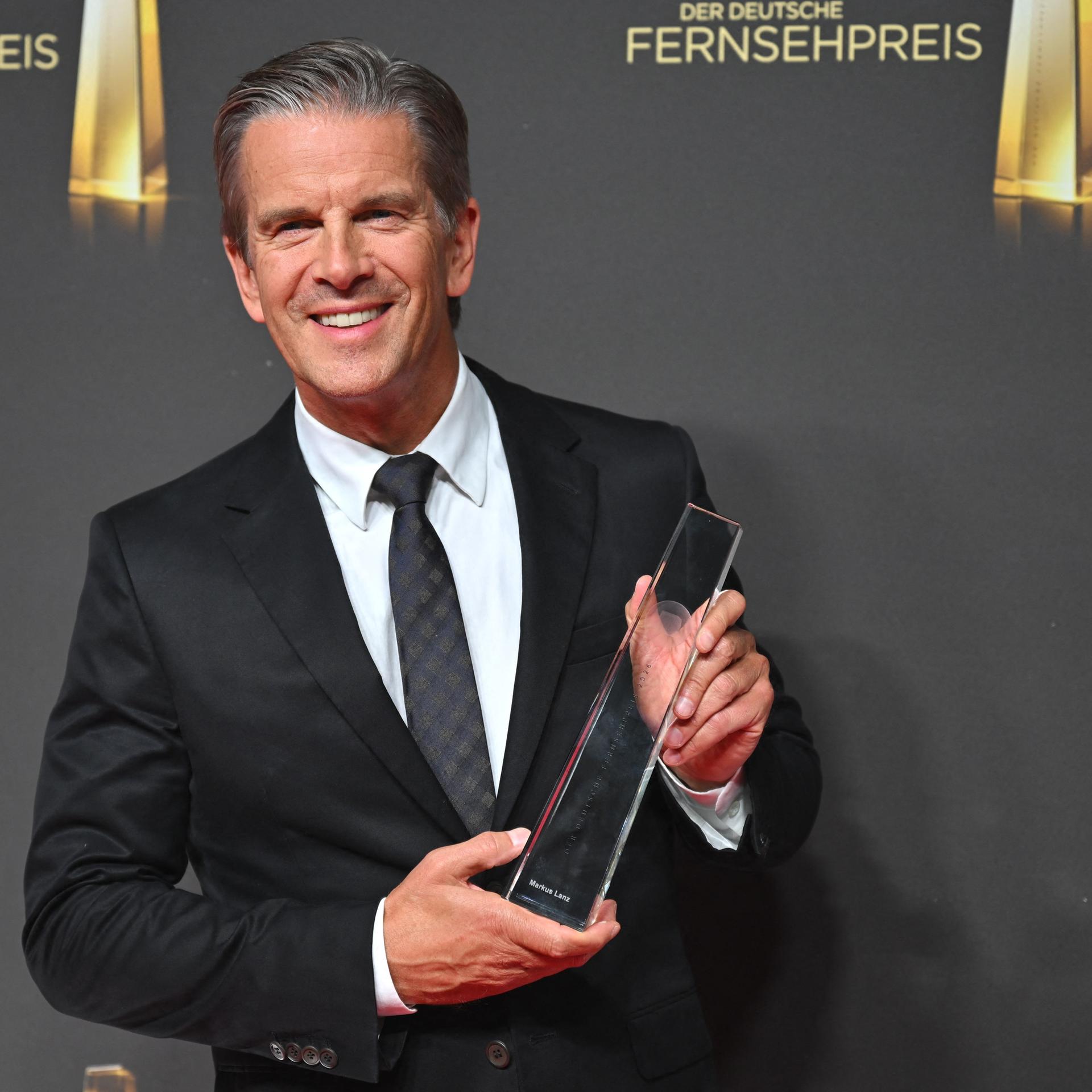 Moderator Markus Lanz hält den Deutschen Fernsehpreis in der Kategorie "Beste Information" in seinen Händen.