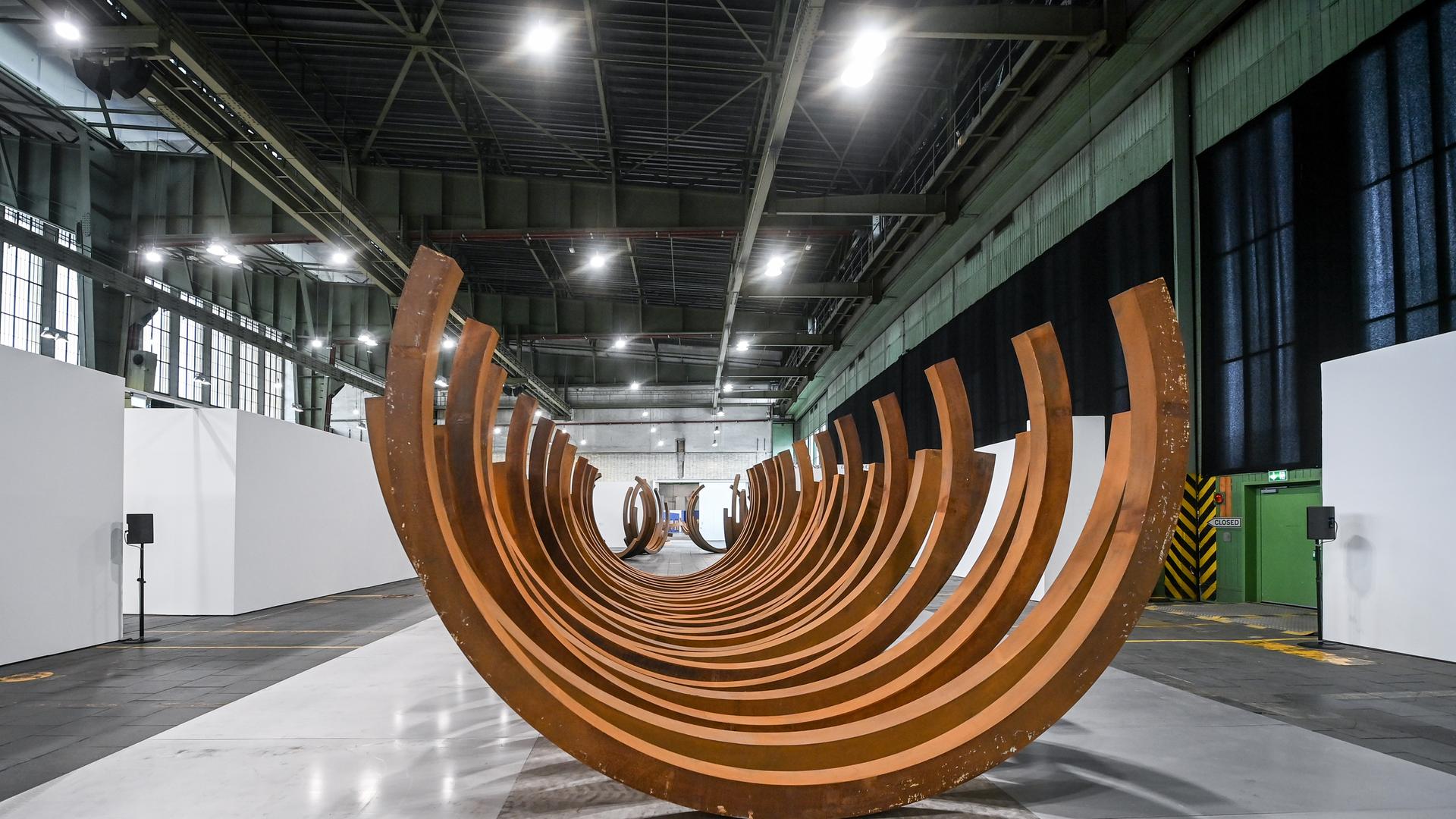 Eine Plastik des Künstlers Bernar Venet in einer Ausstellung am ehemaligen Berliner Flughafen Tempelhof. Eine Plastik des Künstlers Bernar Venet in einer Ausstellung am ehemaligen Berliner Flughafen Tempelhof.