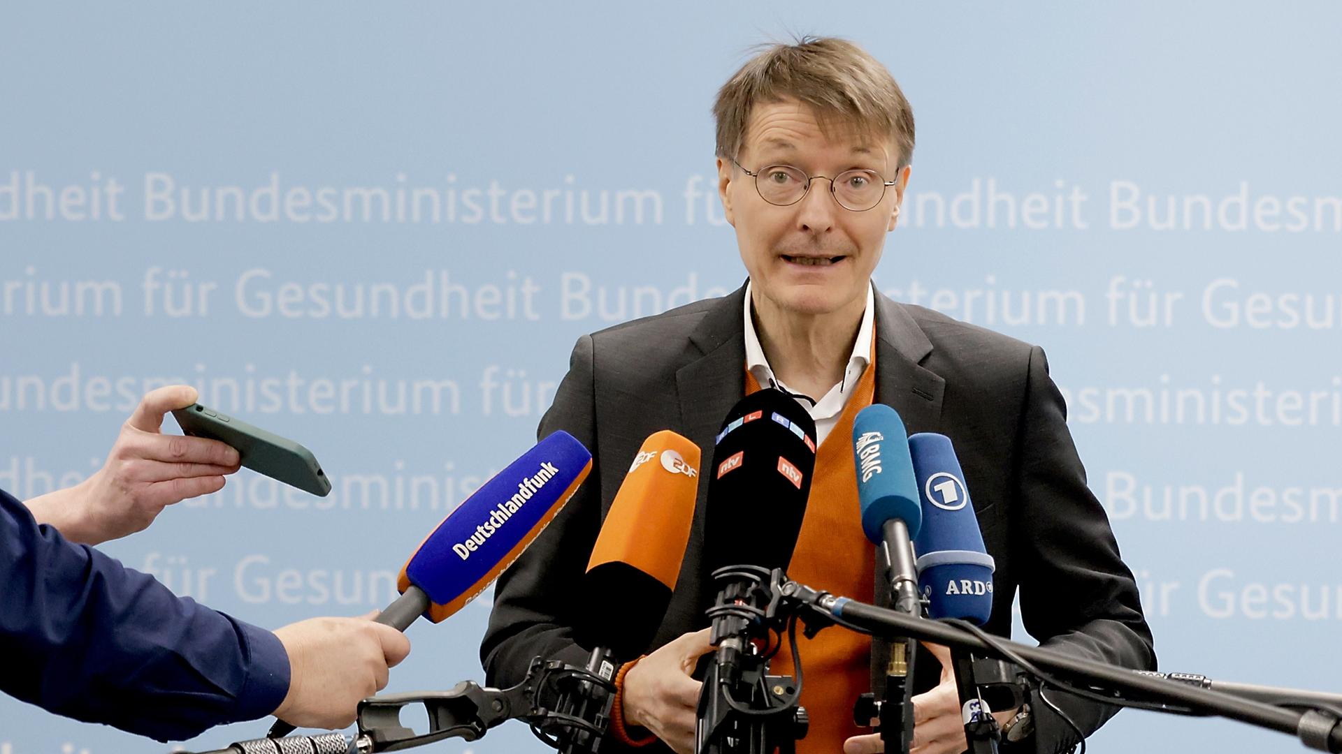 Berlin: Karl Lauterbach (SPD), Bundesgesundheitsminister, spricht bei einer Pressekonferenz zu aktuellen Gesetzesvorhaben. B Berlin: Karl Lauterbach (SPD), Bundesgesundheitsminister, spricht bei einer Pressekonferenz zu aktuellen Gesetzesvorhaben. B