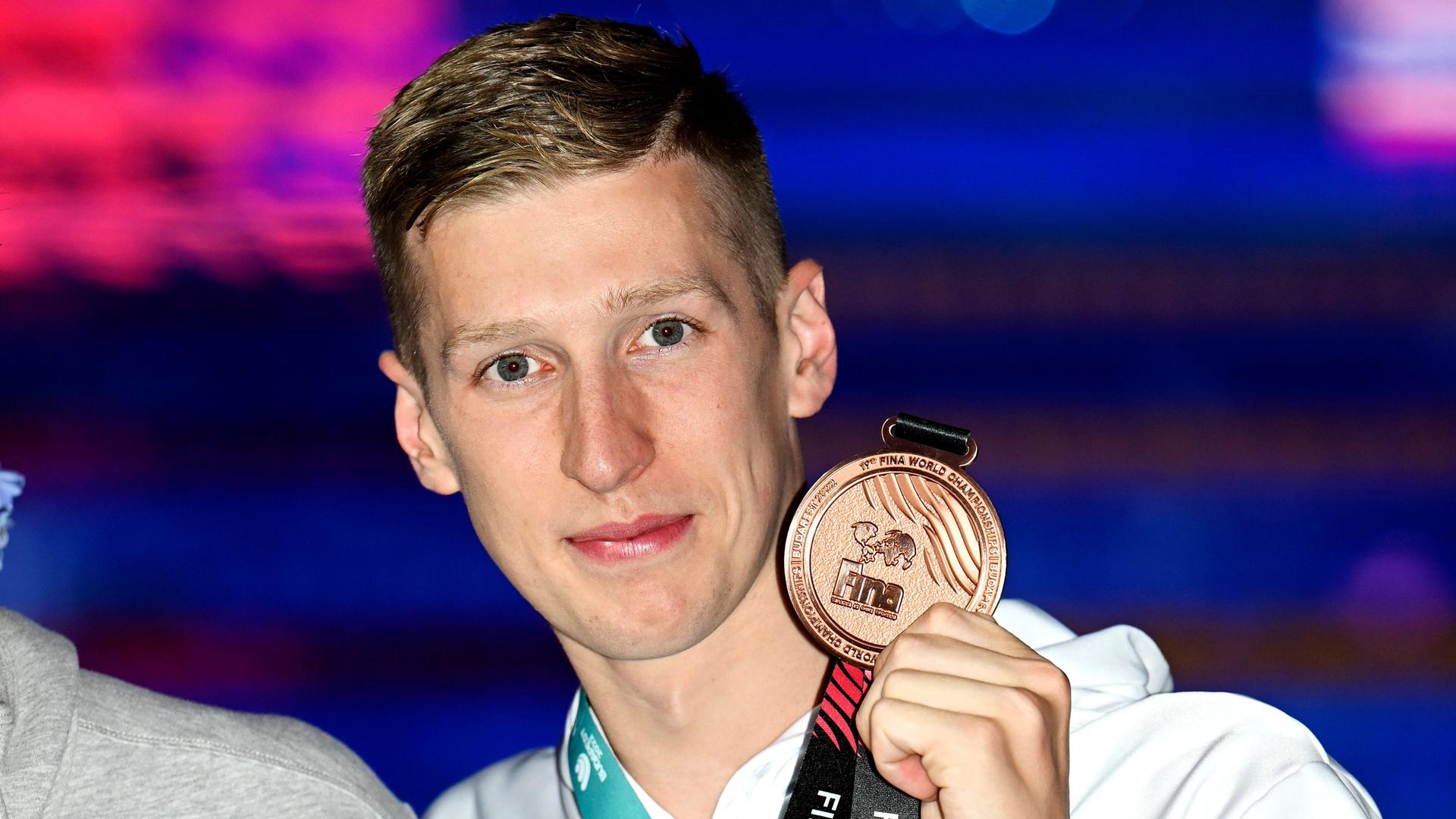 Florian Wellbrock nach dem Gewinn einer Bronzemedaille bei der WM in Budapest. (Archivbild vom Juni 2022). Florian Wellbrock nach dem Gewinn einer Bronzemedaille bei der WM in Budapest. (Archivbild vom Juni 2022).