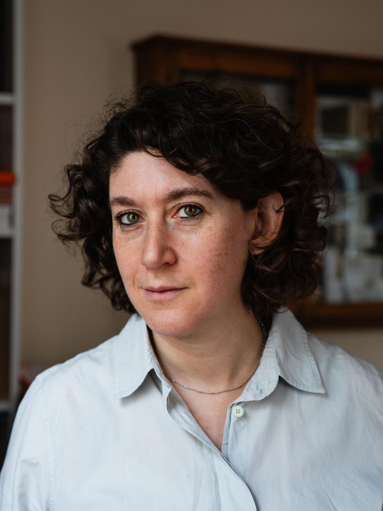 Die Autorin Lena Gorelik blickt in die Kamera, links von ihr ist ein Bücherregal.