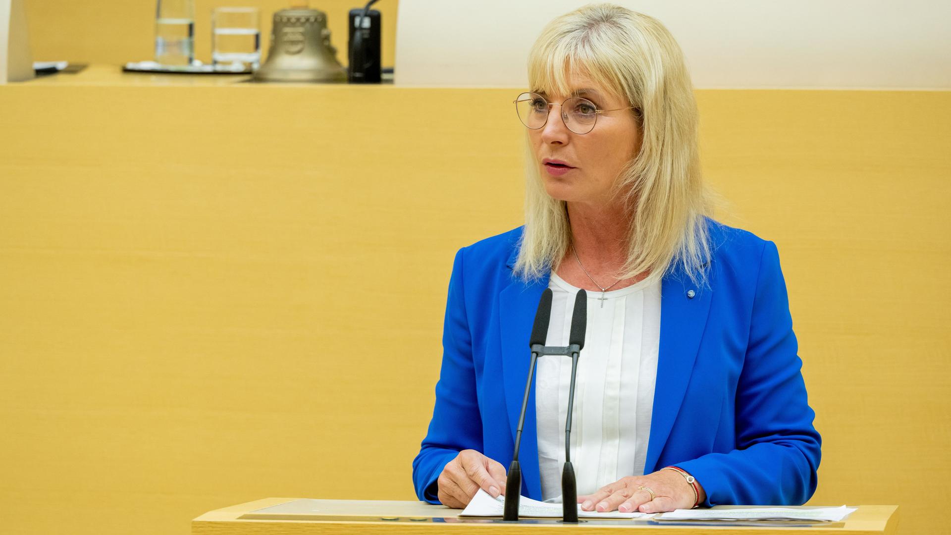 Ulrike Scharf (CSU), Staatsministerin für Familie, Arbeit und Soziales, hält im bayerischen Landtag während der Plenarsitzung ihre Regierungserklärung. Ulrike Scharf (CSU), Staatsministerin für Familie, Arbeit und Soziales, hält im bayerischen Landtag während der Plenarsitzung ihre Regierungserklärung.