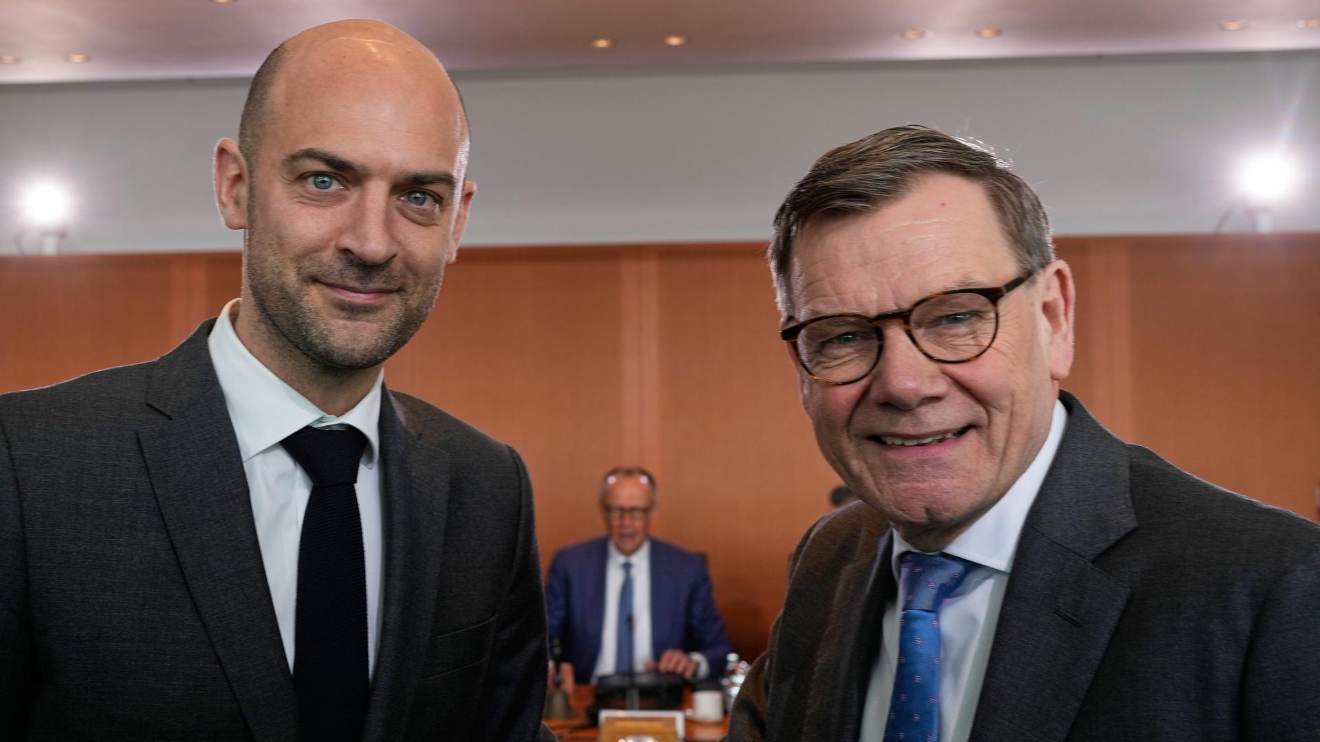 Johann Wadephul (CDU), Außenminister, steht neben Frankreichs Außenminister Jean-Noël Barrot.