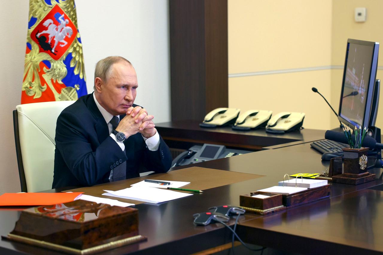 Russland, Moskau: Wladimir Putin, Präsident von Russland, leitet eine Sitzung des Sicherheitsrates per Videokonferenz in der Novo-Ogaryovo-Residenz. 