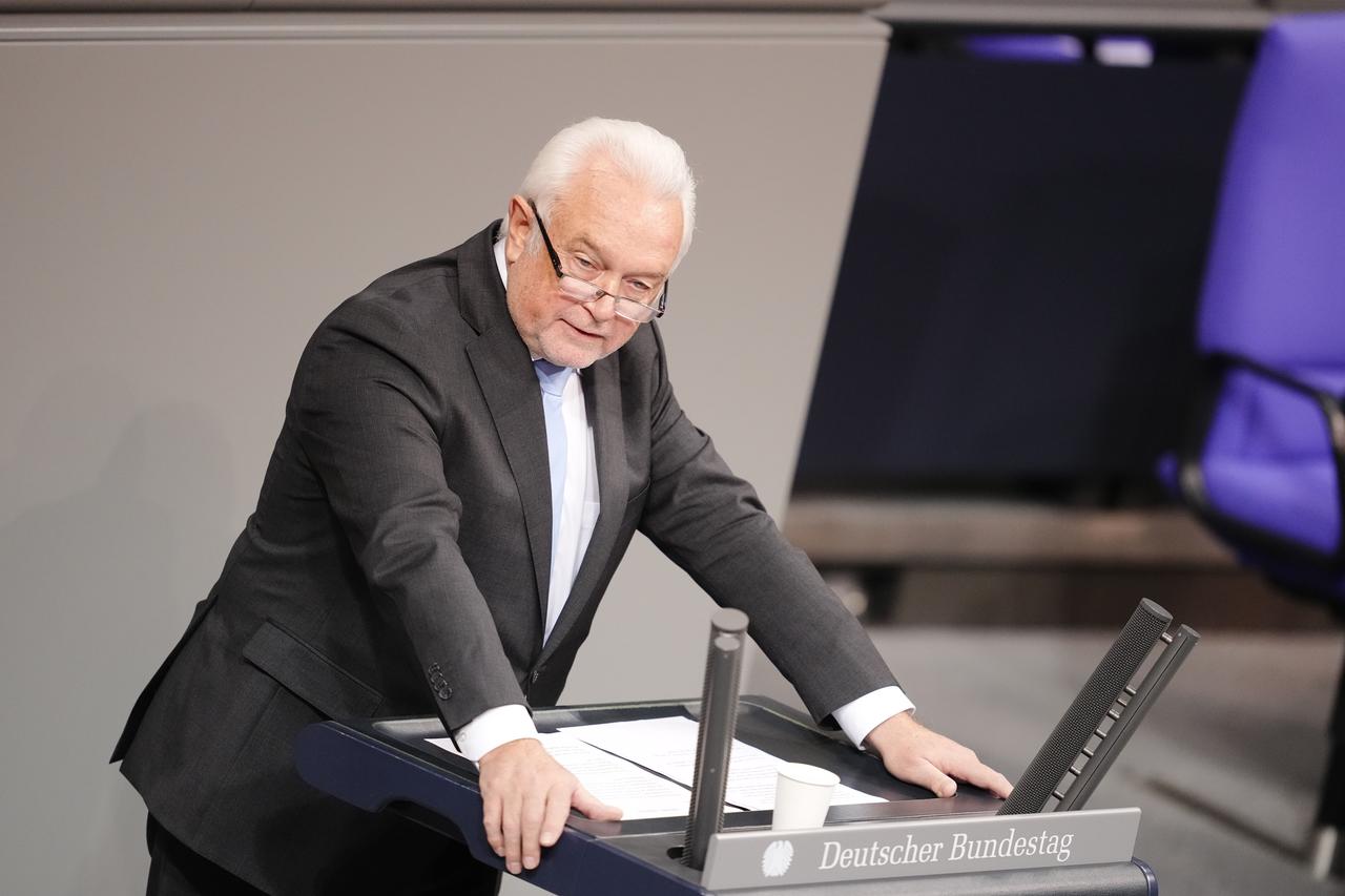 Berlin: Wolfgang Kubicki, stellvertretender FDP-Parteivorsitzender und Bundesratsvizepräsident, spricht bei der Orientierungsdebatte zu einer SARS-CoV-2-Impfpflicht im Bundestag.