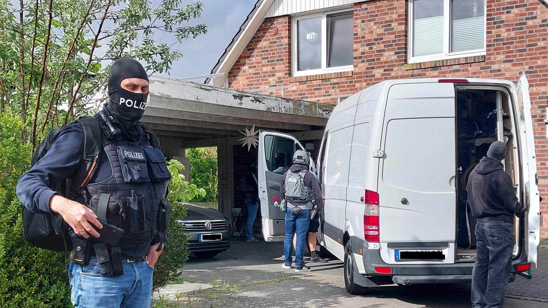Polizeibeamte bei der Vollstreckung eines Haftbefehls im Rahmen der Razzia in Harrislee, Schleswig-Holstein.