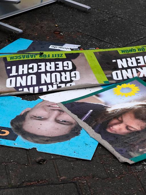 Zerstörte Wahlplakate zur Wiederholungswahl zum Berliner Abgeordnetenhaus in Treptow-Köpenick. 