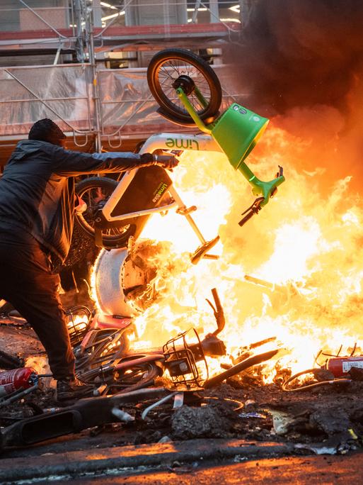 Demonstranten werfen während einer Kundgebung gegen die „hohen Lebenshaltungskosten“ am 17. Oktober 2026 auf der Place de la République in Paris einen Gegenstand in die Flammen. Demonstranten werfen während einer Kundgebung gegen die „hohen Lebenshaltungskosten“ am 17. Oktober 2026 auf der Place de la République in Paris einen Gegenstand in die Flammen.