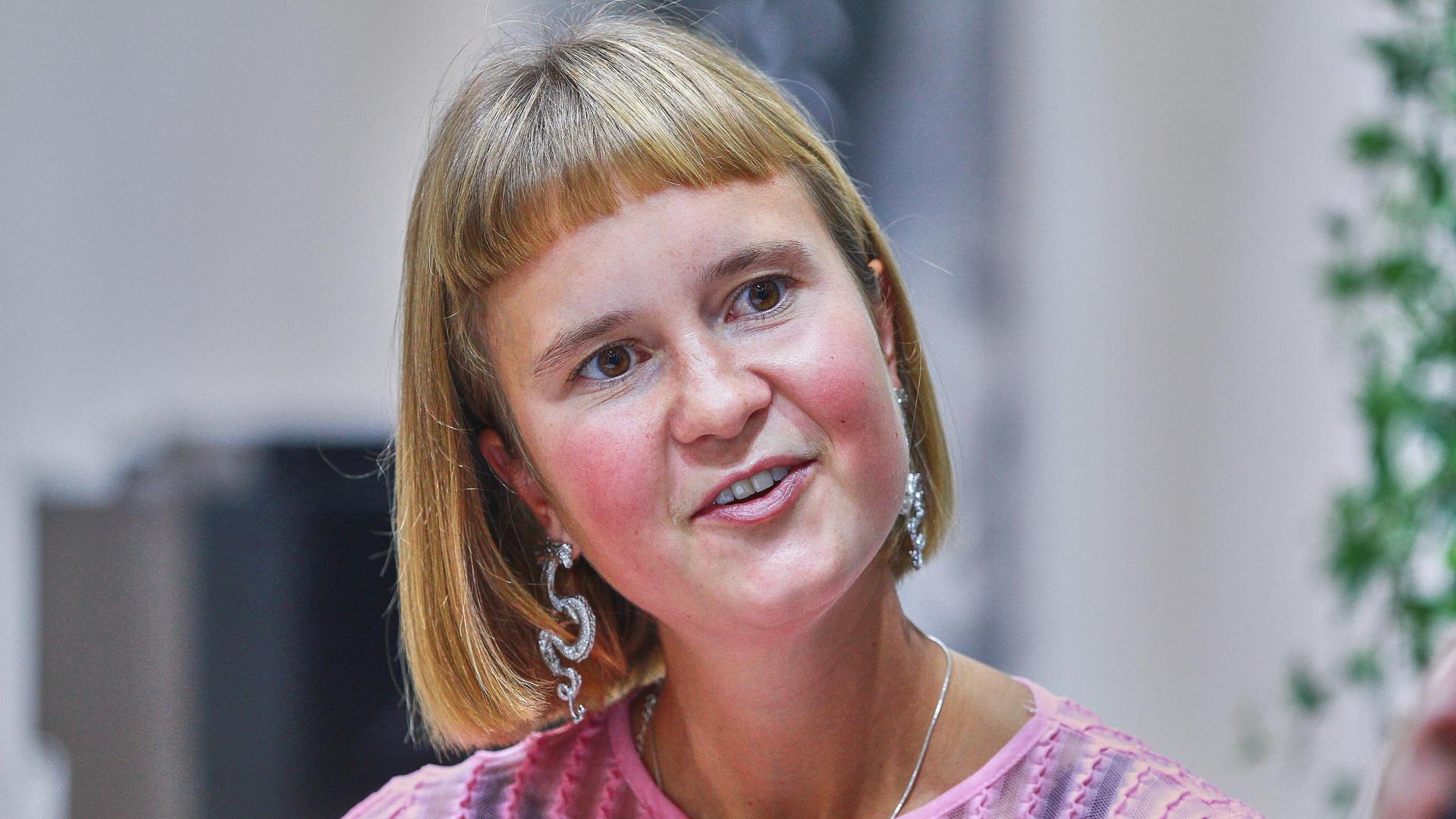 Die Schriftstellerin Caroline Wahl aufgenommen bei einem Gespräch auf der Frankfurter Buchmesse