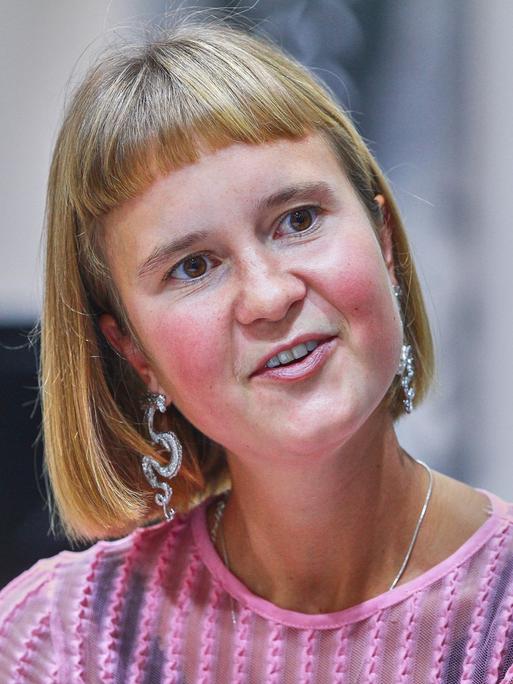 Die Schriftstellerin Caroline Wahl aufgenommen bei einem Gespräch auf der Frankfurter Buchmesse