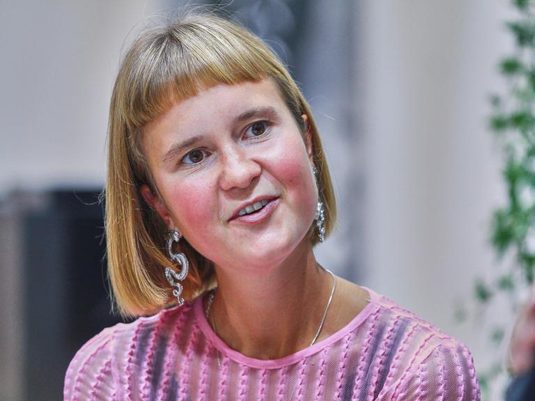 Die Schriftstellerin Caroline Wahl aufgenommen bei einem Gespräch auf der Frankfurter Buchmesse
