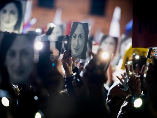 Demonstrierende halten Bilder der ermordeten Journalistin Daphne Caruana Galizia hoch.
