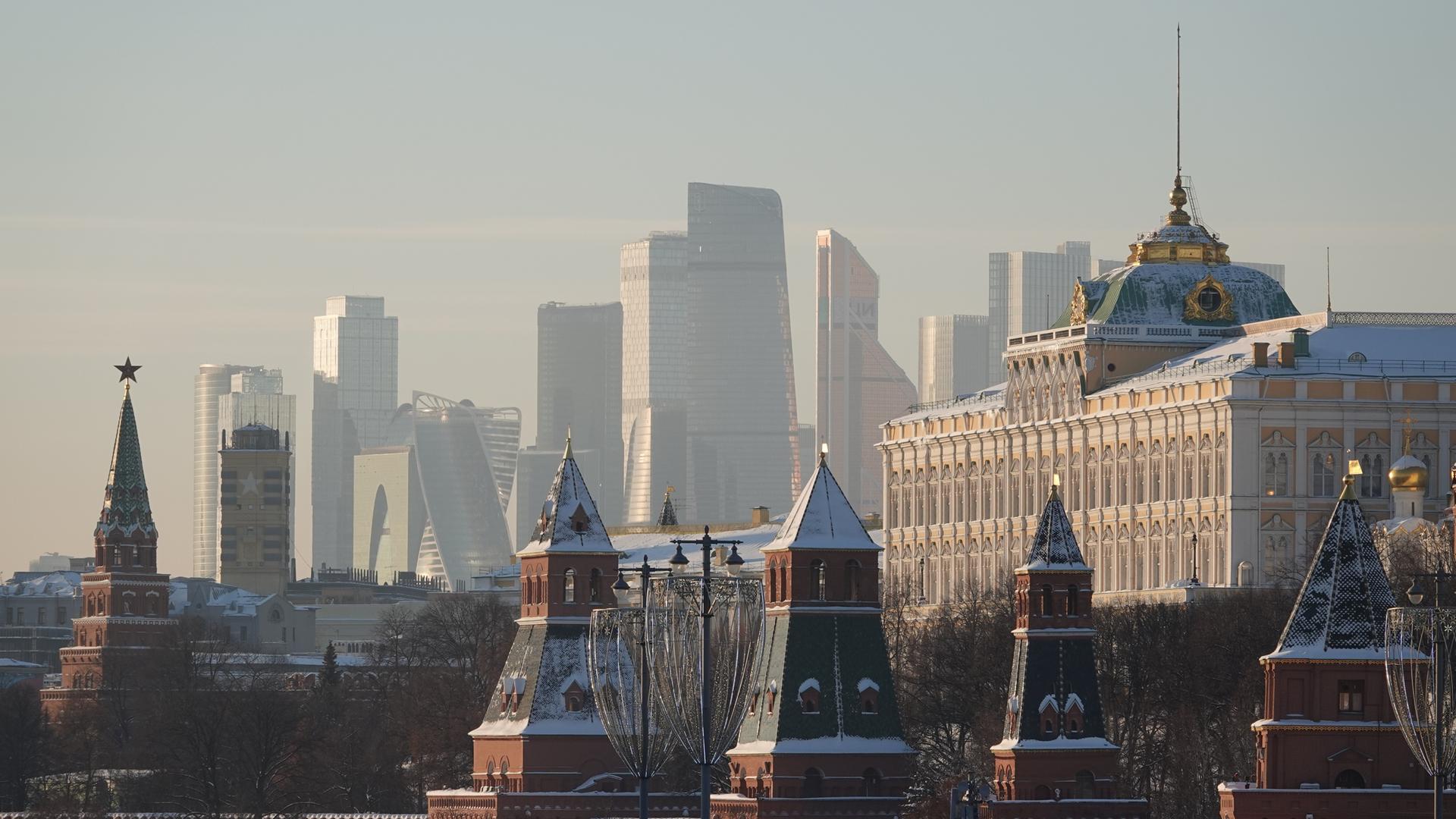 In Moskau erstrahlen der Kreml und das Wolkenkratzerviertel Moskwa City in der Nachmittagssonne.