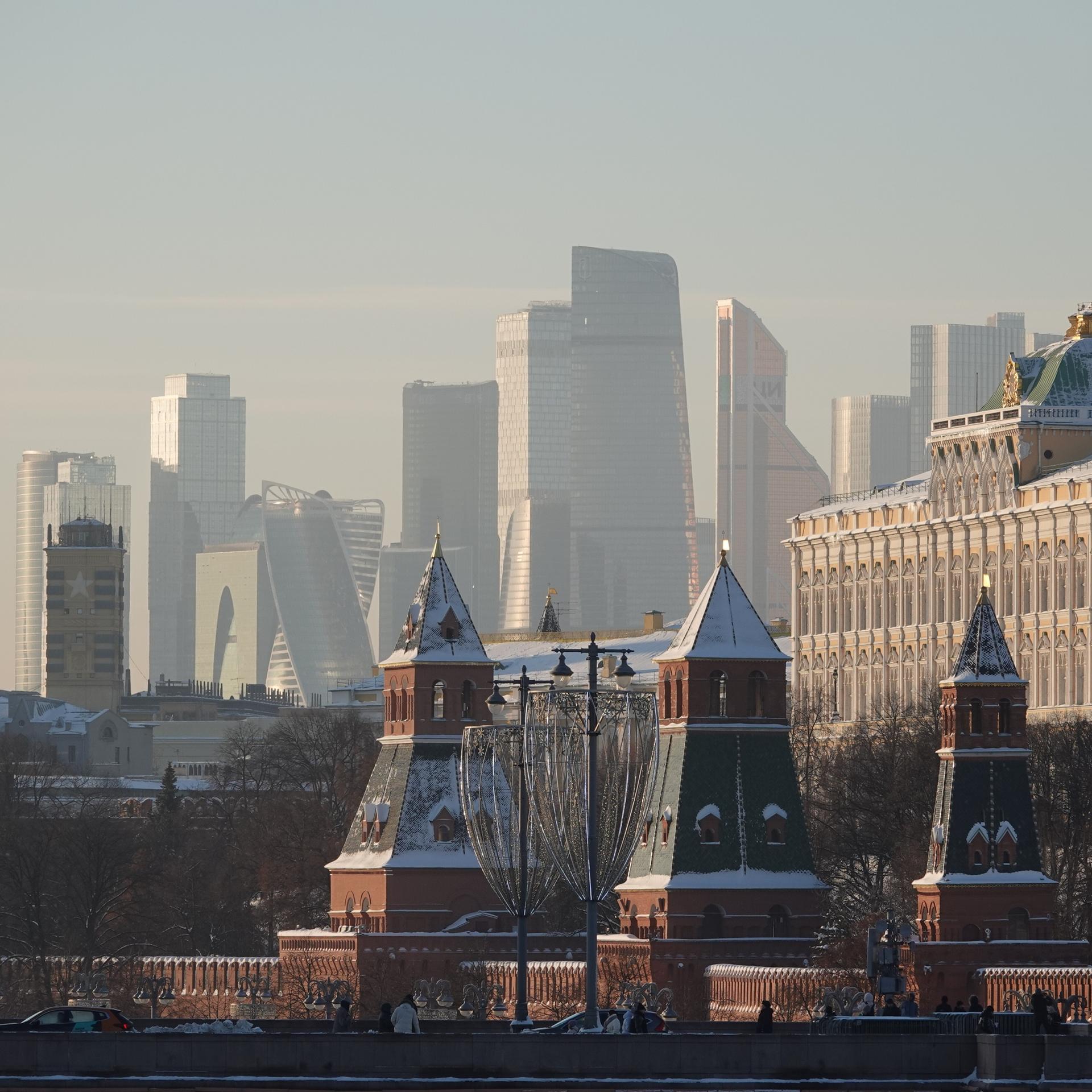 In Moskau erstrahlen der Kreml und das Wolkenkratzerviertel Moskwa City in der Nachmittagssonne.