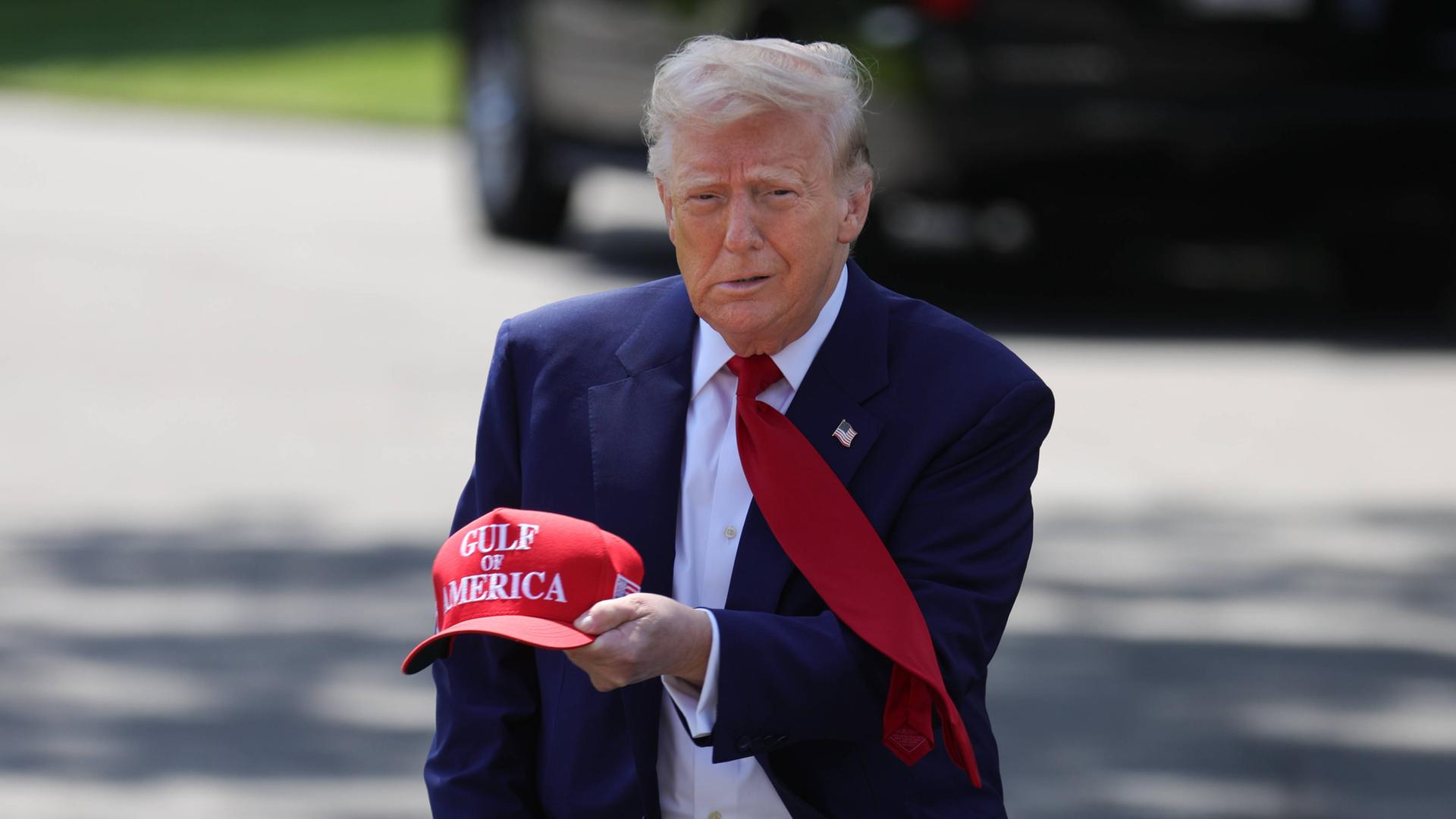 US-Präsident Donald Trump hält eine rote Basecap mit der Aufschrift "Gulf of America" in der Hand US-Präsident Donald Trump hält eine rote Basecap mit der Aufschrift "Gulf of America" in der Hand