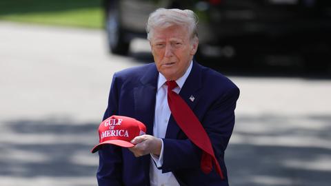 US-Präsident Donald Trump hält eine rote Basecap mit der Aufschrift "Gulf of America" in der Hand