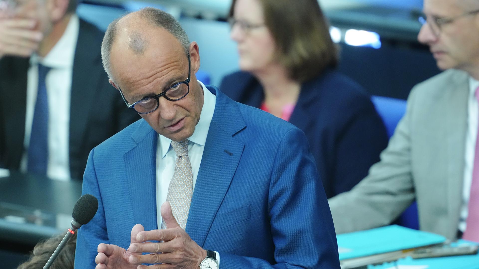 Berlin: Bundeskanzler Friedrich Merz (CDU) spricht im Plenum des Bundestags bei der Regierungsbefragung.
