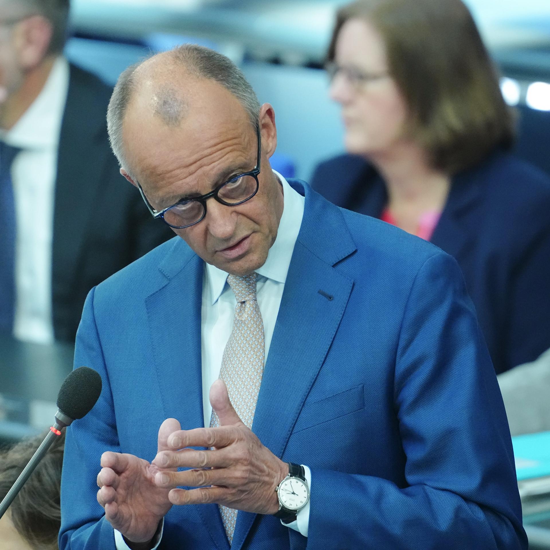 Berlin: Bundeskanzler Friedrich Merz (CDU) spricht im Plenum des Bundestags bei der Regierungsbefragung.