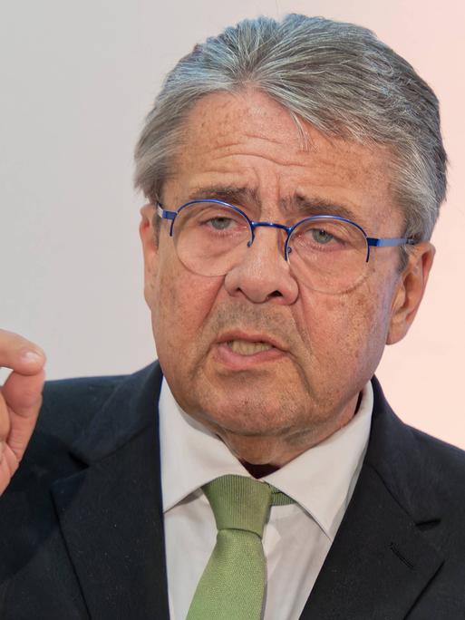 Ein älterer Herr hält eine Rede. Ein älterer Herr hält eine Rede.