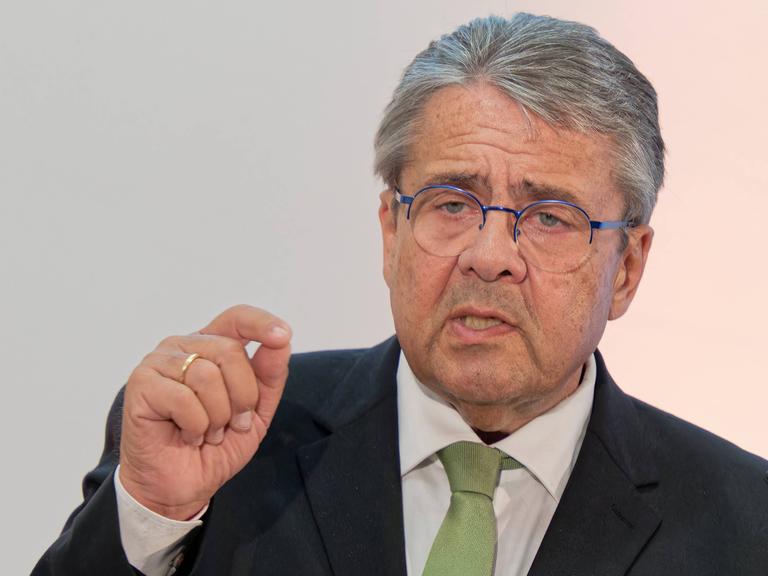 Ein älterer Herr hält eine Rede. Ein älterer Herr hält eine Rede.