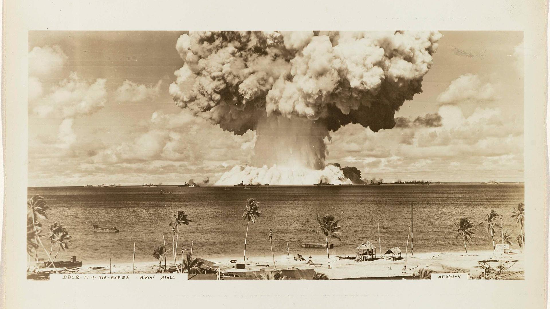 Test einer amerikanischen Atombombe im Wasser über dem Bikini-Atoll in der Südsee am 25. Juli 1946 Test einer amerikanischen Atombombe im Wasser über dem Bikini-Atoll in der Südsee am 25. Juli 1946