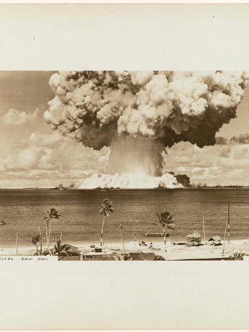 Test einer amerikanischen Atombombe im Wasser über dem Bikini-Atoll in der Südsee am 25. Juli 1946 Test einer amerikanischen Atombombe im Wasser über dem Bikini-Atoll in der Südsee am 25. Juli 1946