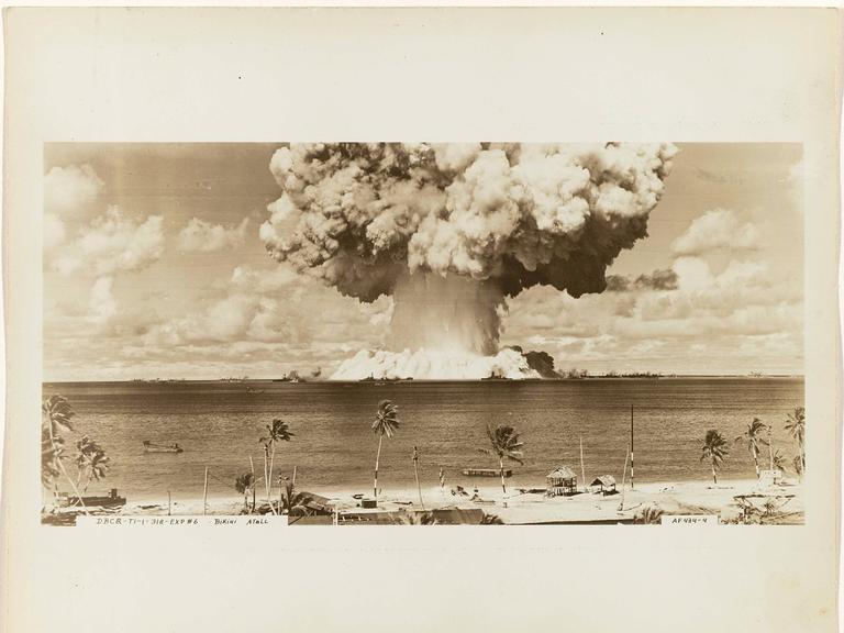 Test einer amerikanischen Atombombe im Wasser über dem Bikini-Atoll in der Südsee am 25. Juli 1946 Test einer amerikanischen Atombombe im Wasser über dem Bikini-Atoll in der Südsee am 25. Juli 1946