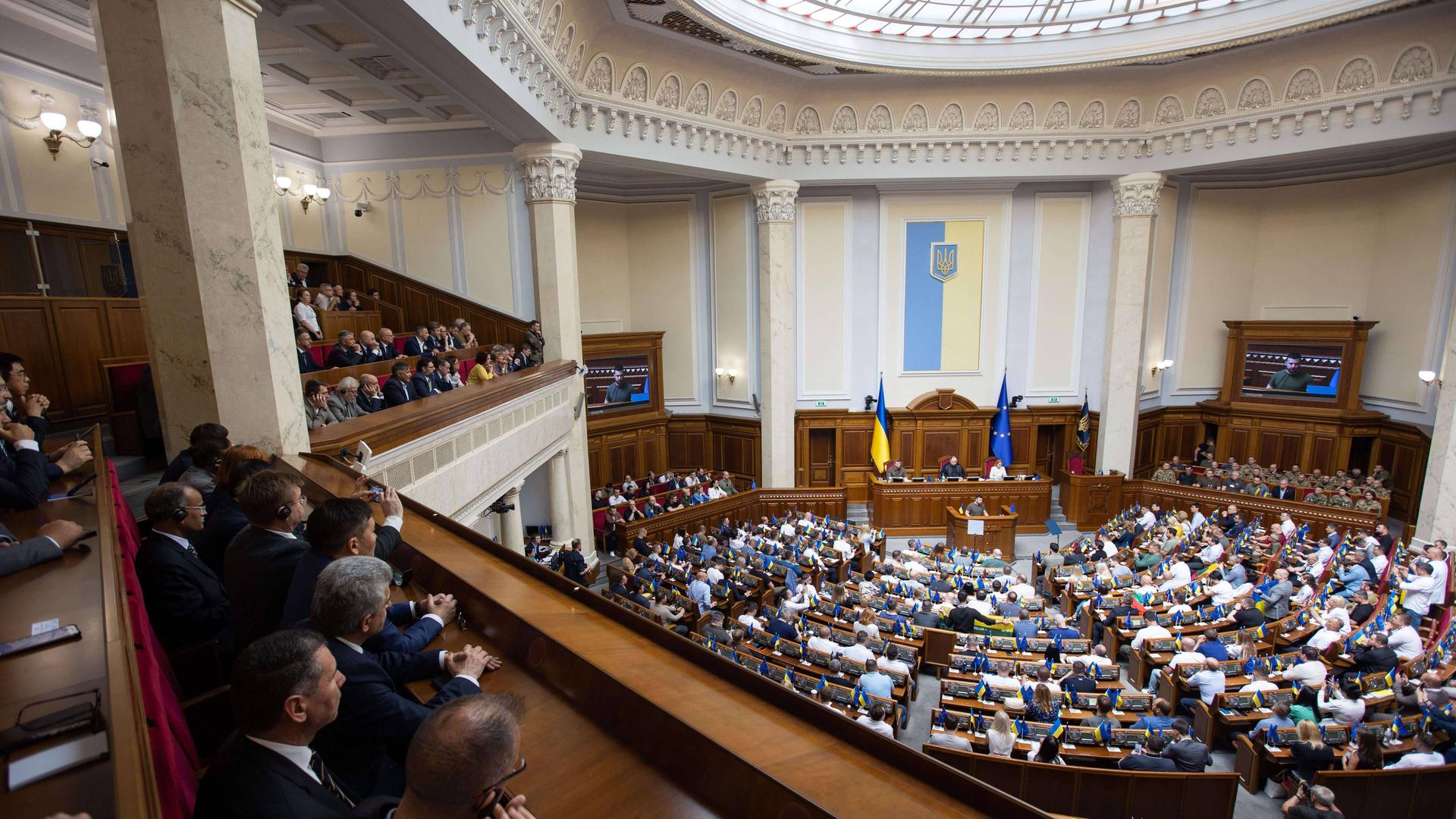 Gezeigt wird das gut gefüllte Plenum des ukrainischen Parlaments.