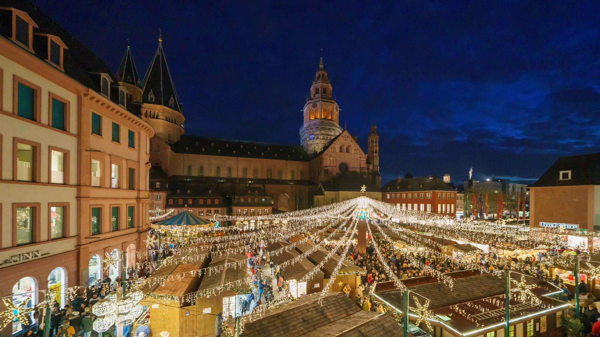 Der Weihnachtsmarkt in Mainz im Lichterglanz. 