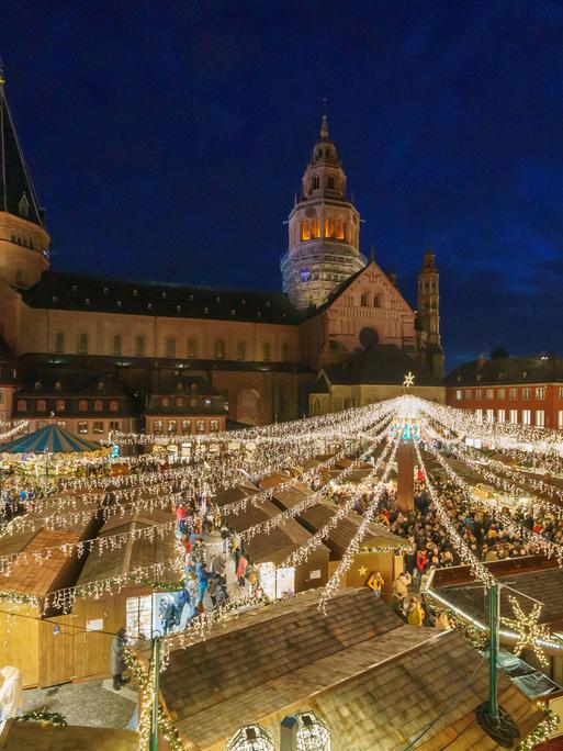 Der Weihnachtsmarkt in Mainz im Lichterglanz. 